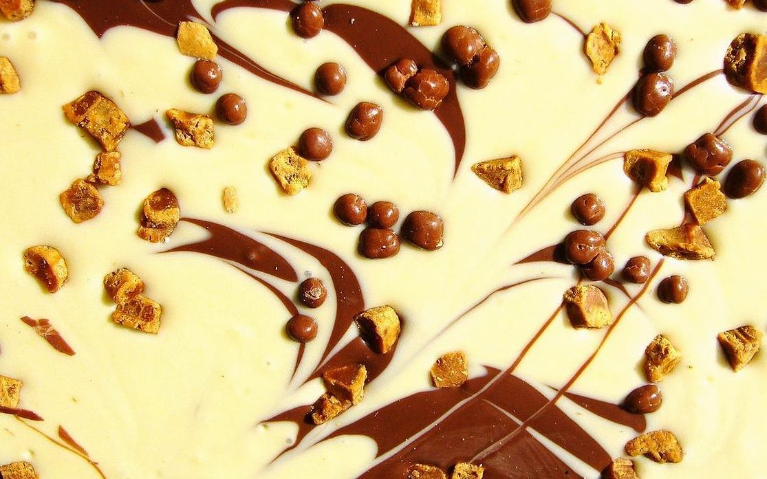 Süt köpüğü ve sanat işçiliği ile işlenen gourmet tatlılar